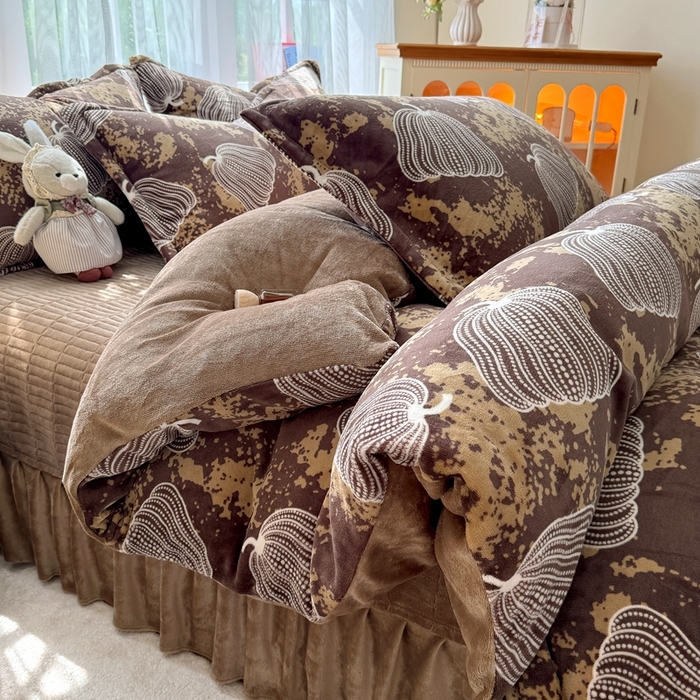 91家纺网 家纺一手货源 找家纺 梵克保罗 2025秋冬新款印花牛奶绒床盖炕垫炕盖四件套-云裳 云裳-南瓜乡