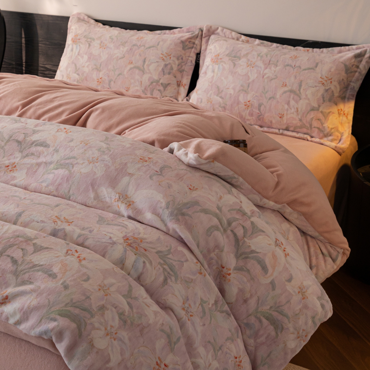 91家纺网 家纺一手货源 找家纺 寐绸家纺 2025秋冬新款230g牛奶绒数码印花四件套 数码四件套-梦百合