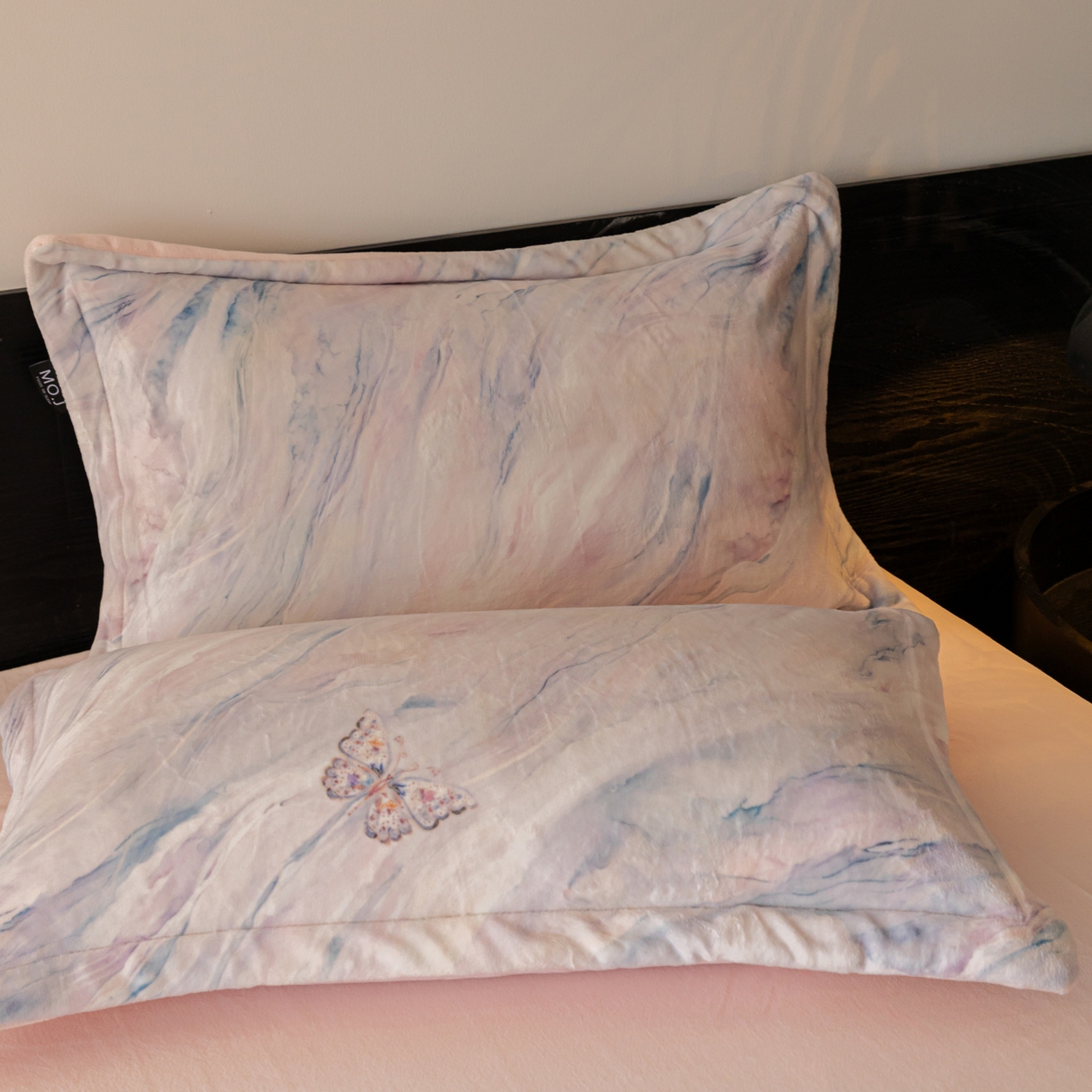 91家纺网 家纺一手货源 找家纺 寐绸家纺 2025秋冬新款230g牛奶绒数码印花四件套 数码四件套-梦幻彩蝶