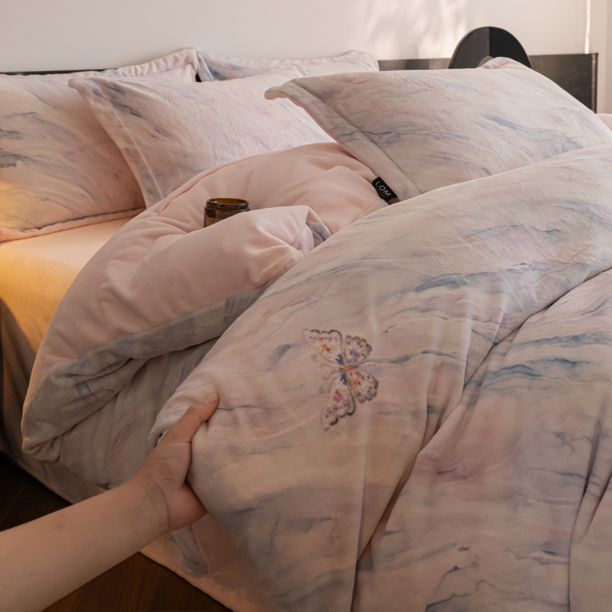 91家纺网 家纺一手货源 找家纺 寐绸家纺 2025秋冬新款230g牛奶绒数码印花四件套 数码四件套-梦幻彩蝶