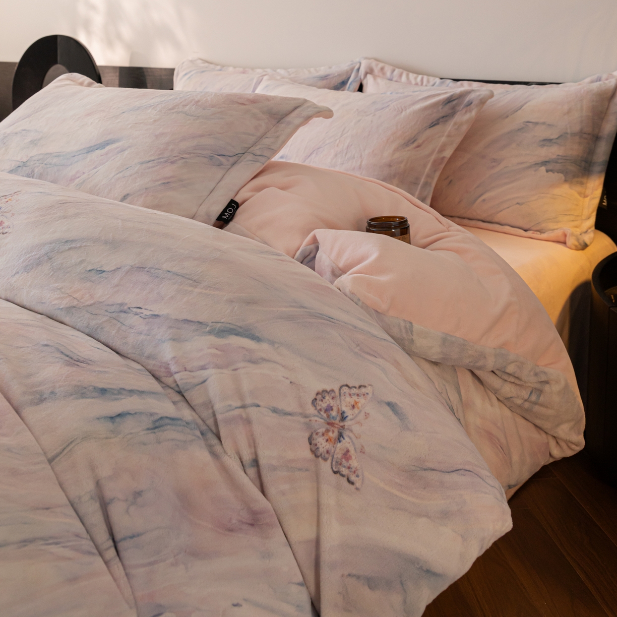 91家纺网 家纺一手货源 找家纺 寐绸家纺 2025秋冬新款230g牛奶绒数码印花四件套 数码四件套-梦幻彩蝶