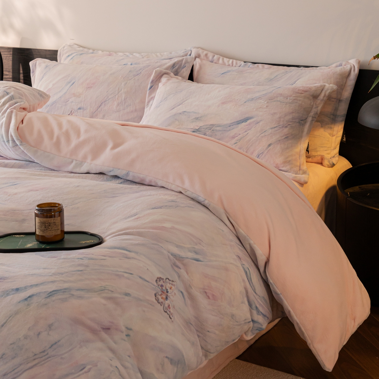 91家纺网 家纺一手货源 找家纺 寐绸家纺 2025秋冬新款230g牛奶绒数码印花四件套 数码四件套-梦幻彩蝶