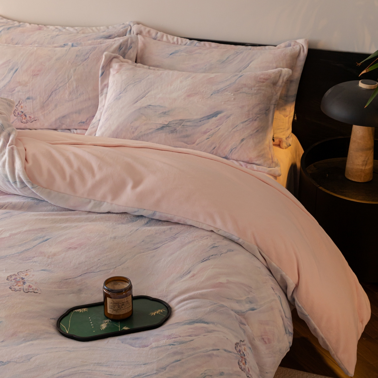 91家纺网 家纺一手货源 找家纺 寐绸家纺 2025秋冬新款230g牛奶绒数码印花四件套 数码四件套-梦幻彩蝶