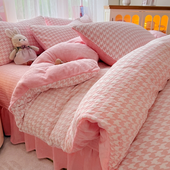 91家纺网 家纺一手货源 找家纺 梵克保罗 2025秋冬新款印花牛奶绒床盖炕垫炕盖四件套-云裳 云裳-千鸟格粉