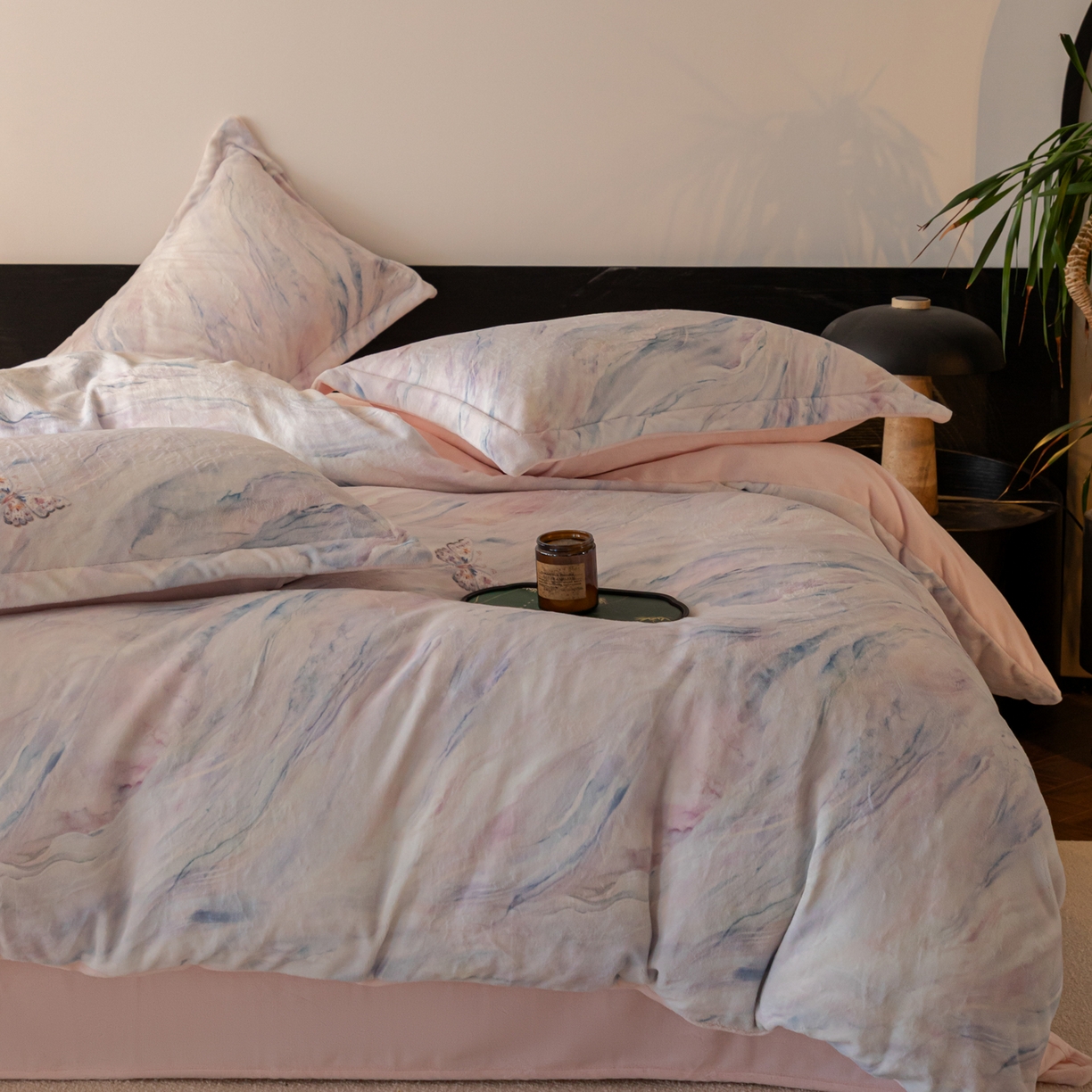 91家纺网 家纺一手货源 找家纺 寐绸家纺 2025秋冬新款230g牛奶绒数码印花四件套 数码四件套-梦幻彩蝶