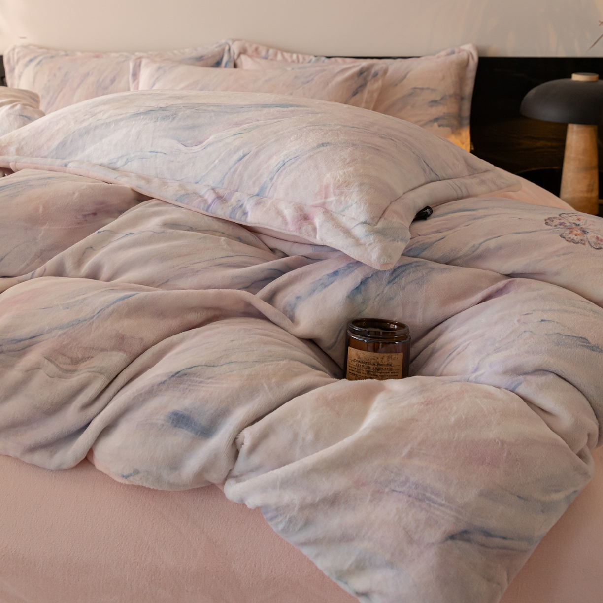 91家纺网 家纺一手货源 找家纺 寐绸家纺 2025秋冬新款230g牛奶绒数码印花四件套 数码四件套-梦幻彩蝶