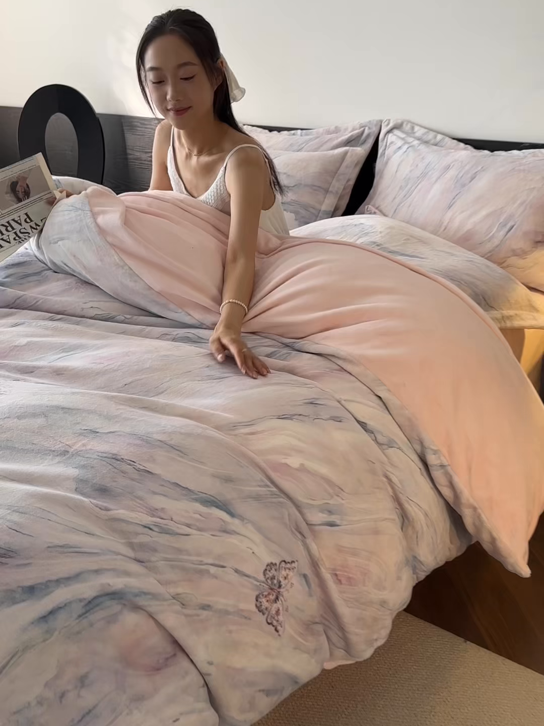 91家纺网 家纺一手货源 找家纺 寐绸家纺 2025秋冬新款230g牛奶绒数码印花四件套 数码四件套-梦幻彩蝶