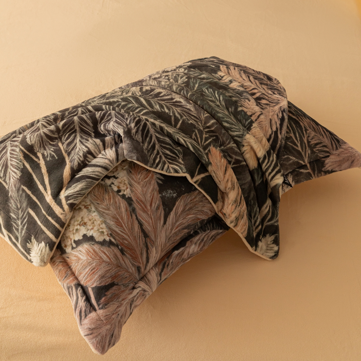 91家纺网 家纺一手货源 找家纺 寐绸家纺 2025秋冬新款230g牛奶绒数码印花四件套 数码四件套-梦境