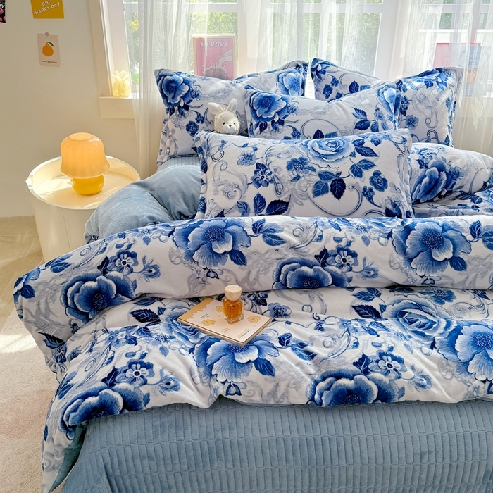 91家纺网 家纺一手货源 找家纺 梵克保罗 2025秋冬新款印花牛奶绒床盖炕垫炕盖四件套-云裳 云裳-青瓷玫瑰