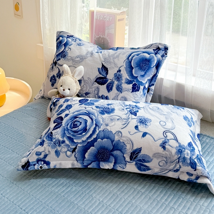 91家纺网 家纺一手货源 找家纺 梵克保罗 2025秋冬新款印花牛奶绒床盖炕垫炕盖四件套-云裳 云裳-青瓷玫瑰