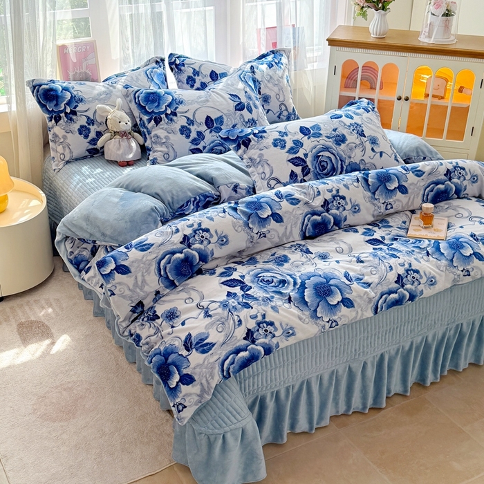 91家纺网 家纺一手货源 找家纺 梵克保罗 2025秋冬新款印花牛奶绒床盖炕垫炕盖四件套-云裳 云裳-青瓷玫瑰