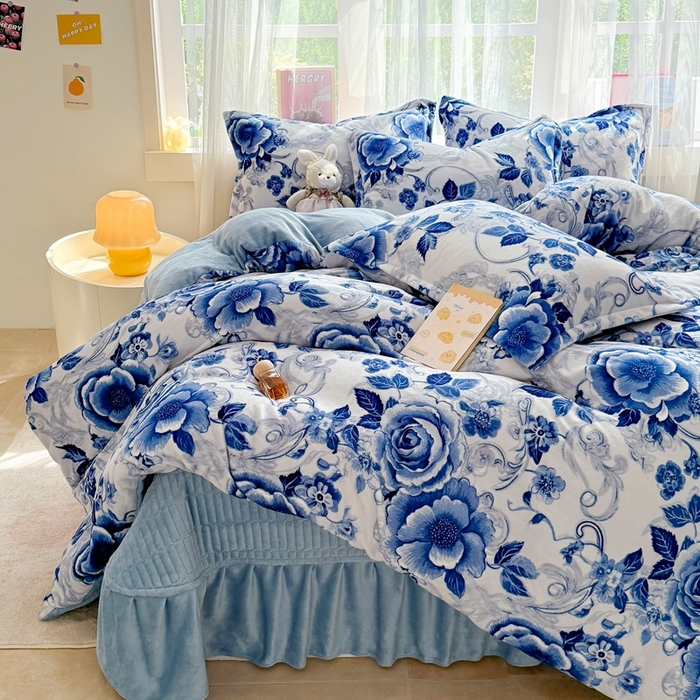 91家纺网 家纺一手货源 找家纺 梵克保罗 2025秋冬新款印花牛奶绒床盖炕垫炕盖四件套-云裳 云裳-青瓷玫瑰