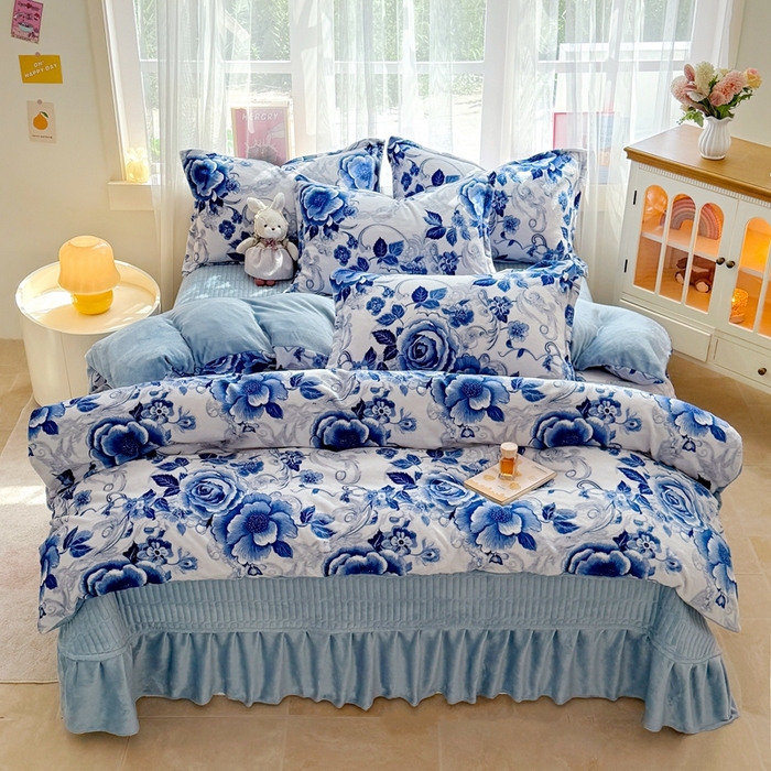 91家纺网 家纺一手货源 找家纺 梵克保罗 2025秋冬新款印花牛奶绒床盖炕垫炕盖四件套-云裳 云裳-青瓷玫瑰
