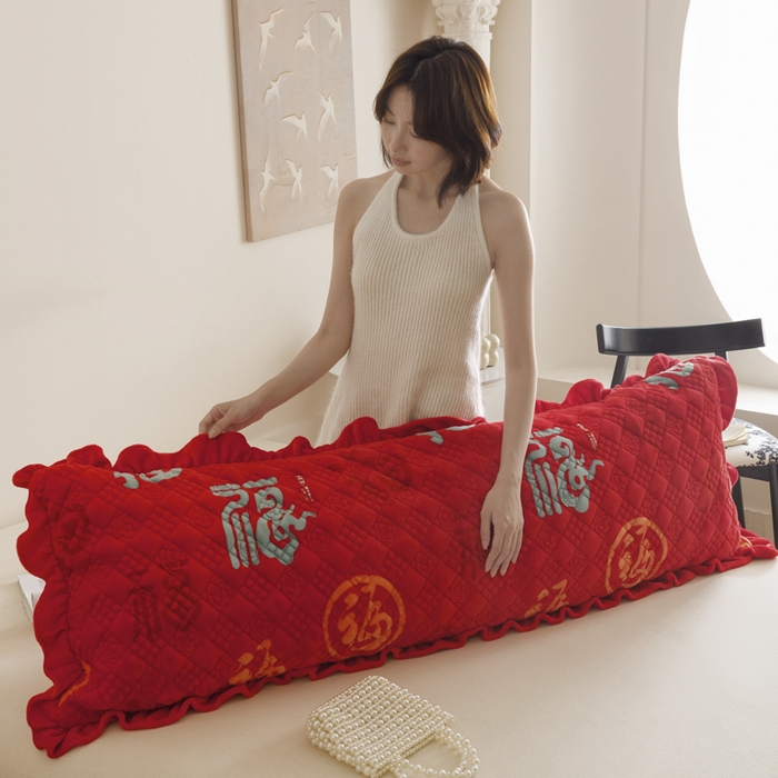 91家纺网 家纺一手货源 找家纺 爱港家纺 2025新款牛奶绒夹棉衍缝长枕套 红满福