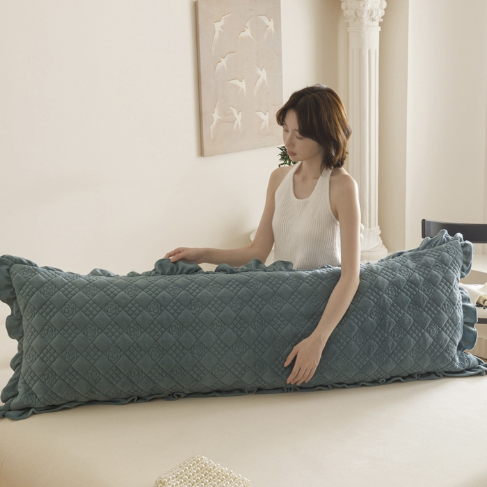 91家纺网 家纺一手货源 找家纺 爱港家纺 2025新款牛奶绒夹棉衍缝长枕套 青雾蓝