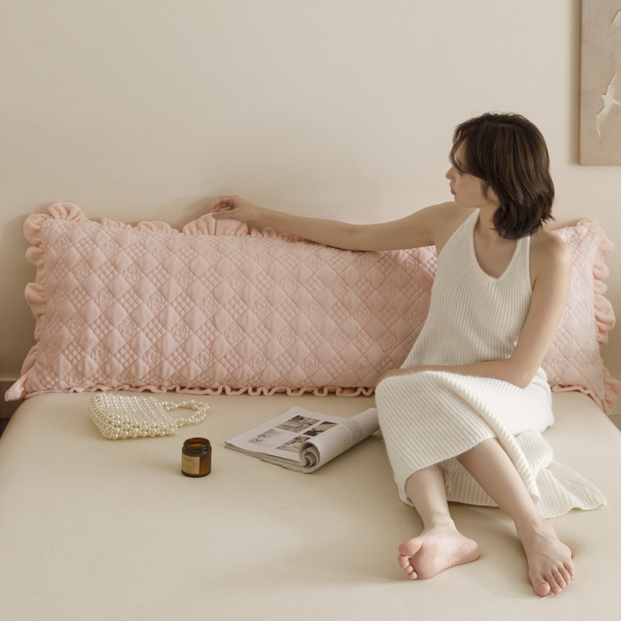 91家纺网 家纺一手货源 找家纺 爱港家纺 2025新款牛奶绒夹棉衍缝长枕套 暖桃粉