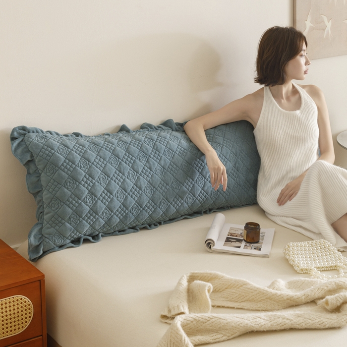 91家纺网 家纺一手货源 找家纺 爱港家纺 2025新款牛奶绒夹棉衍缝长枕套 青雾蓝