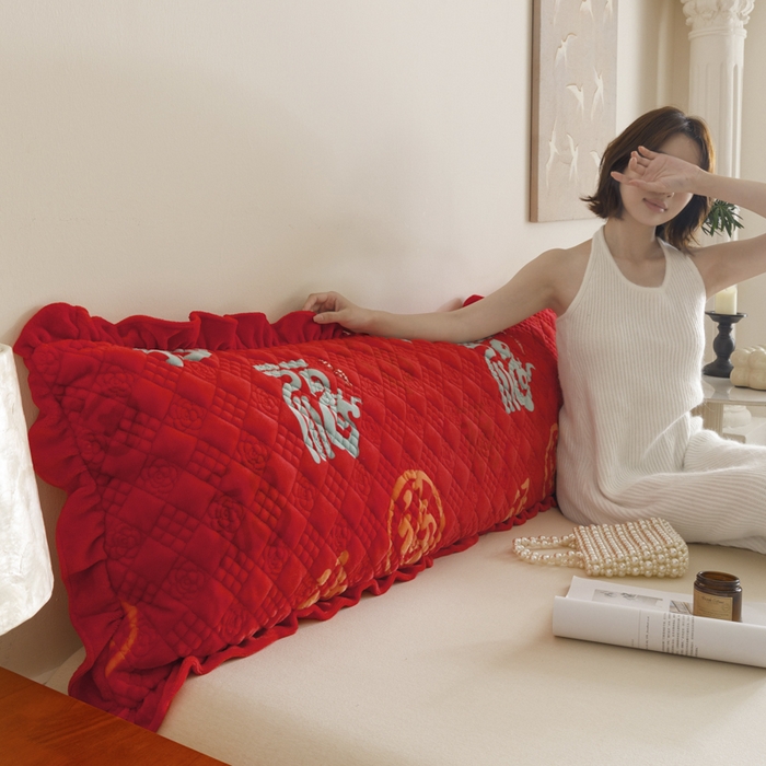 91家纺网 家纺一手货源 找家纺 爱港家纺 2025新款牛奶绒夹棉衍缝长枕套 红满福