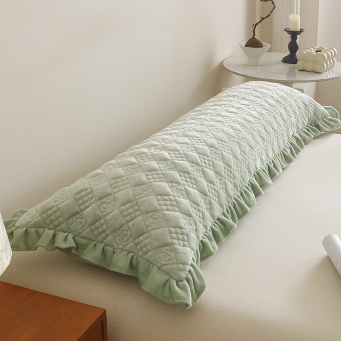 91家纺网 家纺一手货源 找家纺 爱港家纺 2025新款牛奶绒夹棉衍缝长枕套 青柠绿