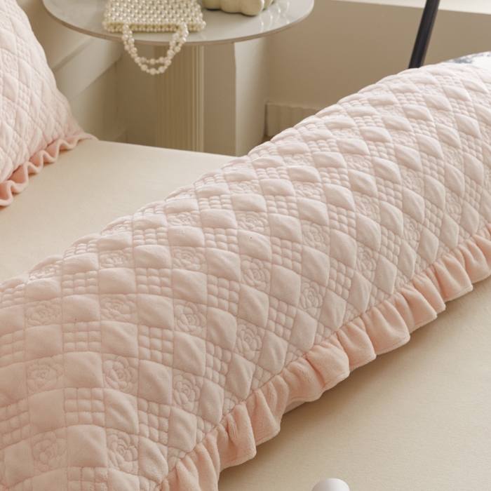 91家纺网 家纺一手货源 找家纺 爱港家纺 2025新款牛奶绒夹棉衍缝长枕套 暖桃粉