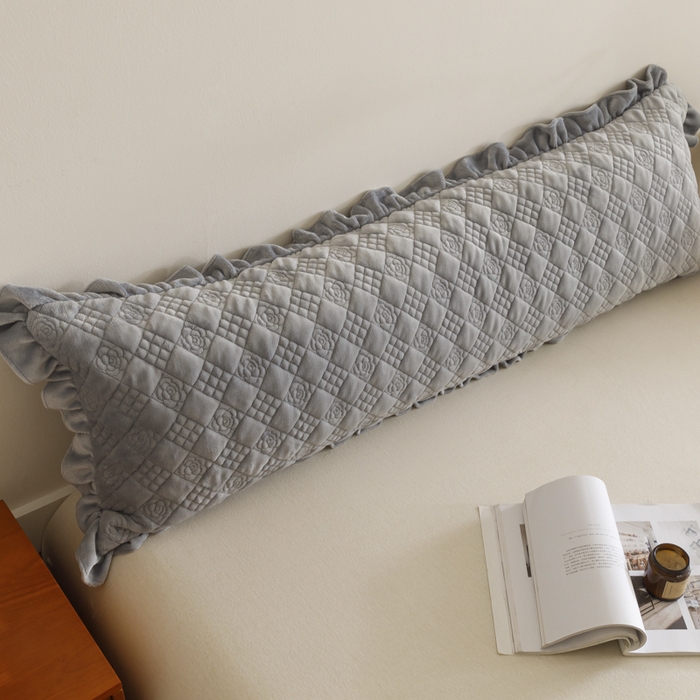 91家纺网 家纺一手货源 找家纺 爱港家纺 2025新款牛奶绒夹棉衍缝长枕套 云际灰