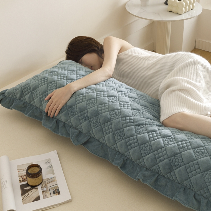 91家纺网 家纺一手货源 找家纺 爱港家纺 2025新款牛奶绒夹棉衍缝长枕套 青雾蓝