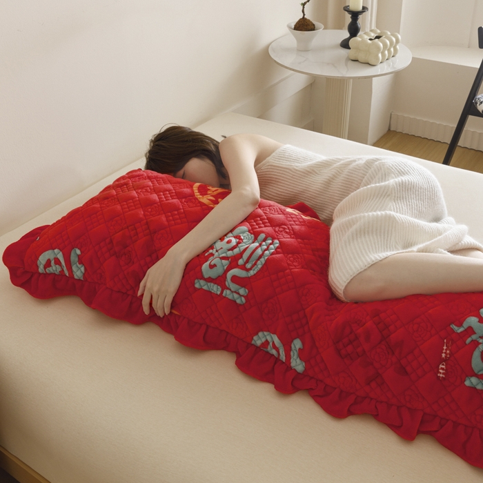 91家纺网 家纺一手货源 找家纺 爱港家纺 2025新款牛奶绒夹棉衍缝长枕套 红满福