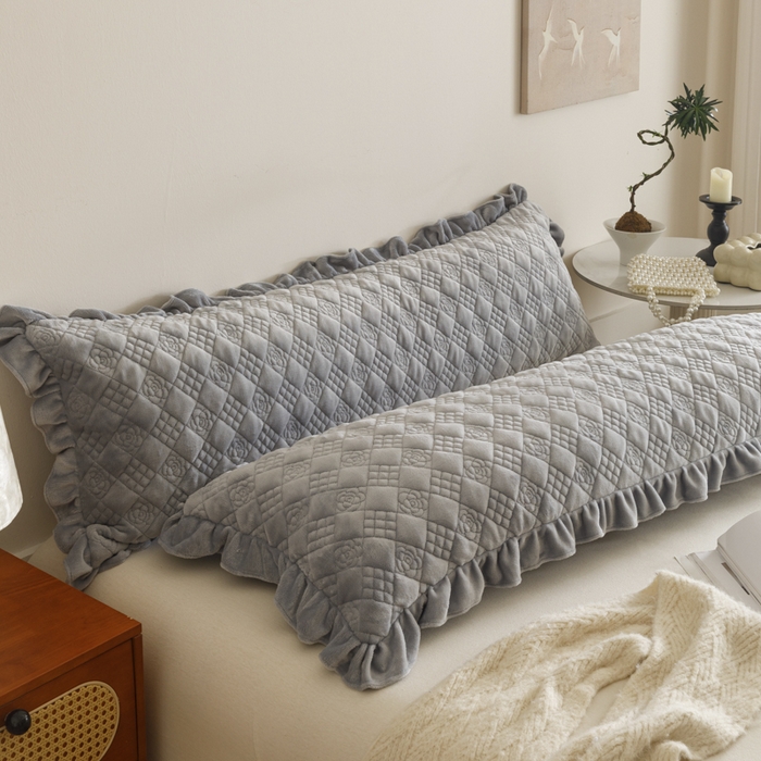 91家纺网 家纺一手货源 找家纺 爱港家纺 2025新款牛奶绒夹棉衍缝长枕套 云际灰