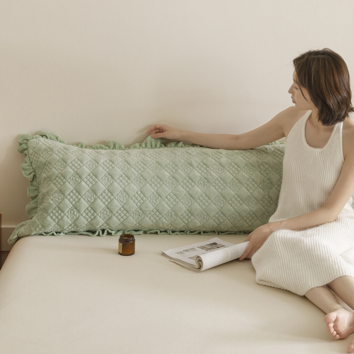 91家纺网 家纺一手货源 找家纺 爱港家纺 2025新款牛奶绒夹棉衍缝长枕套 青柠绿