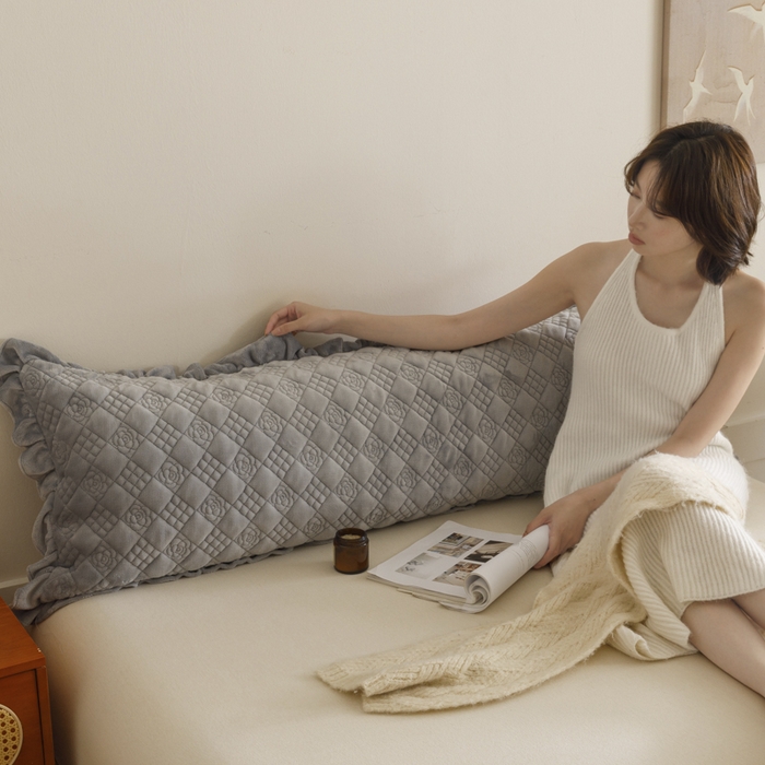 91家纺网 家纺一手货源 找家纺 爱港家纺 2025新款牛奶绒夹棉衍缝长枕套 云际灰