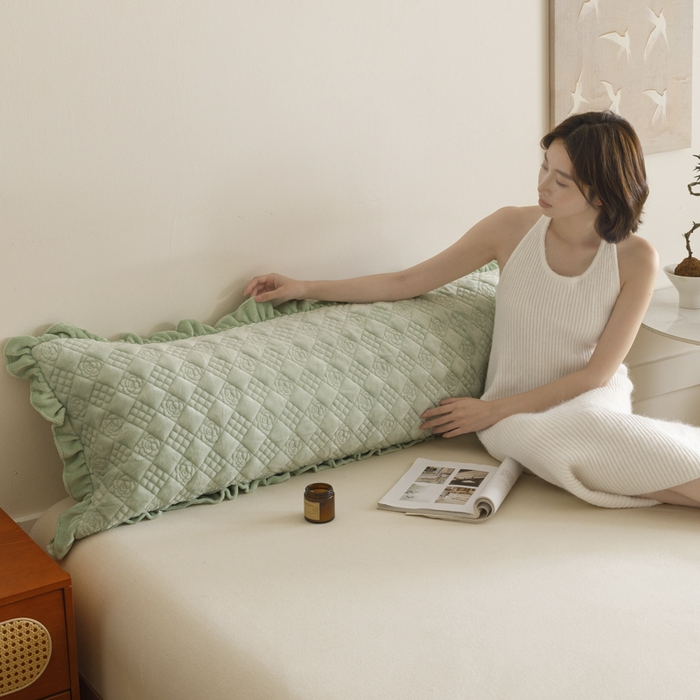 91家纺网 家纺一手货源 找家纺 爱港家纺 2025新款牛奶绒夹棉衍缝长枕套 青柠绿