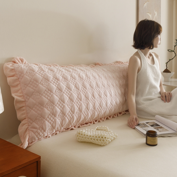 91家纺网 家纺一手货源 找家纺 爱港家纺 2025新款牛奶绒夹棉衍缝长枕套 暖桃粉