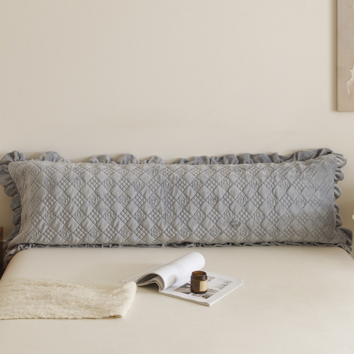 91家纺网 家纺一手货源 找家纺 爱港家纺 2025新款牛奶绒夹棉衍缝长枕套 云际灰