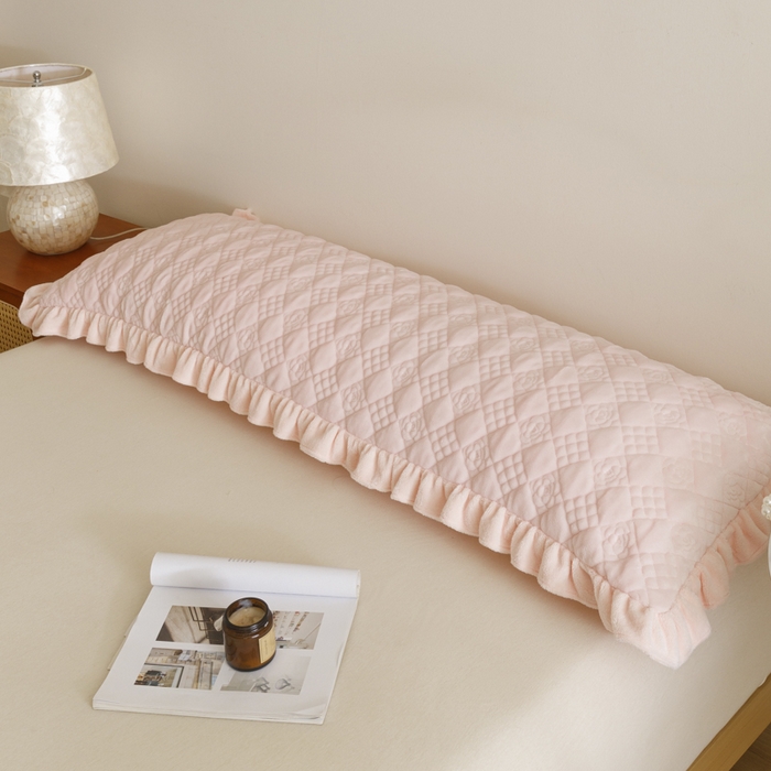 91家纺网 家纺一手货源 找家纺 爱港家纺 2025新款牛奶绒夹棉衍缝长枕套 暖桃粉