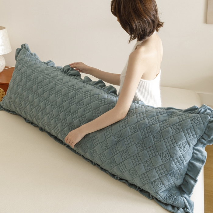 91家纺网 家纺一手货源 找家纺 爱港家纺 2025新款牛奶绒夹棉衍缝长枕套 青雾蓝