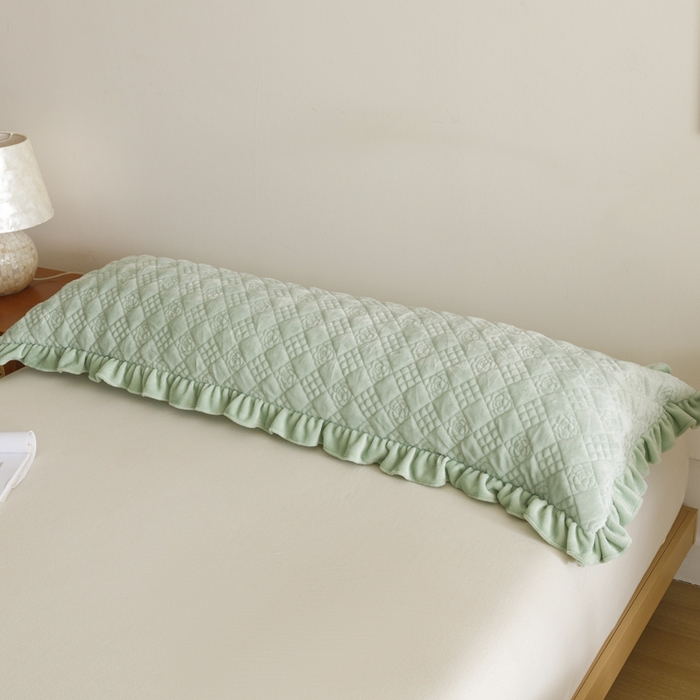 91家纺网 家纺一手货源 找家纺 爱港家纺 2025新款牛奶绒夹棉衍缝长枕套 青柠绿