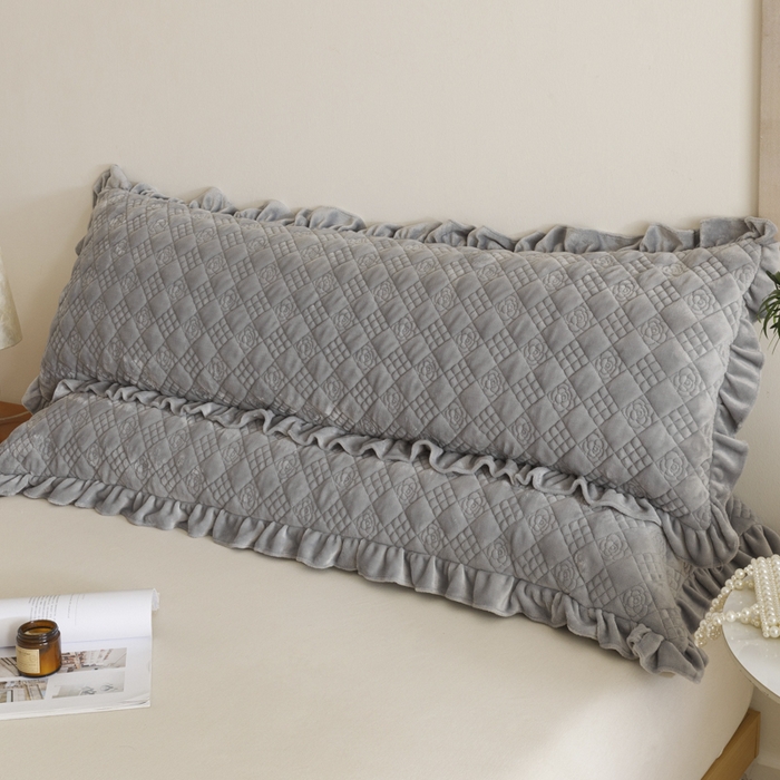 91家纺网 家纺一手货源 找家纺 爱港家纺 2025新款牛奶绒夹棉衍缝长枕套 云际灰