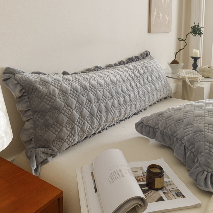 91家纺网 家纺一手货源 找家纺 爱港家纺 2025新款牛奶绒夹棉衍缝长枕套 云际灰