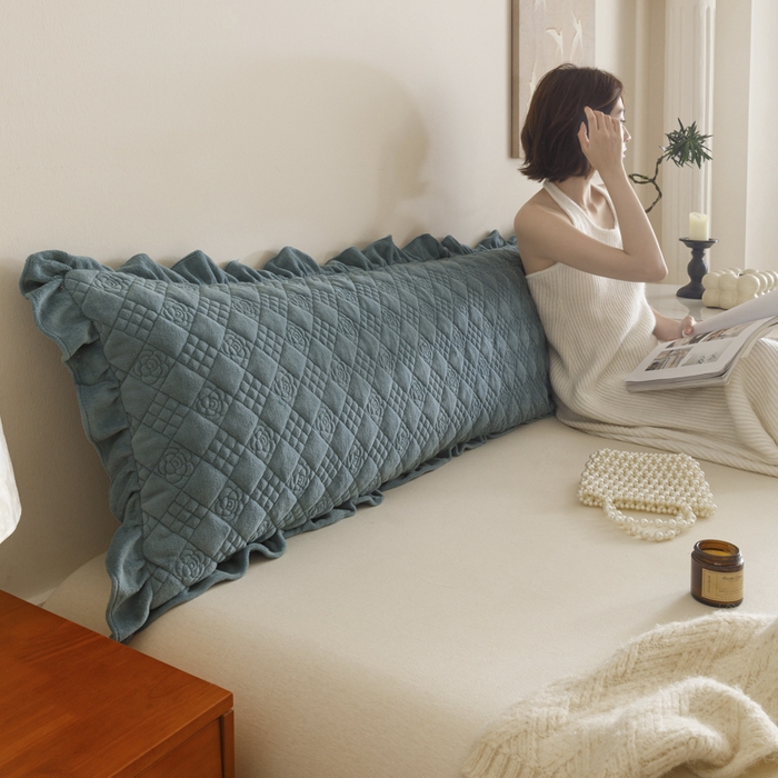 91家纺网 家纺一手货源 找家纺 爱港家纺 2025新款牛奶绒夹棉衍缝长枕套 青雾蓝