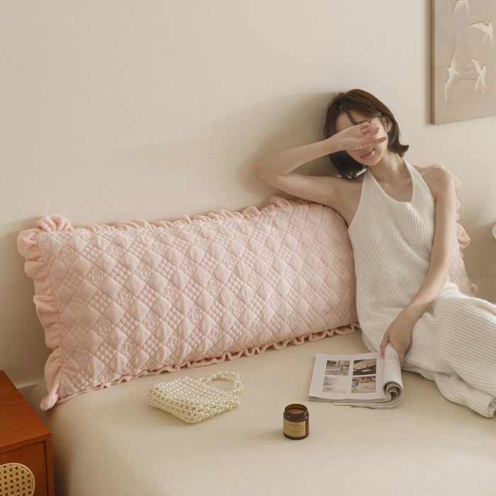 91家纺网 家纺一手货源 找家纺 爱港家纺 2025新款牛奶绒夹棉衍缝长枕套 暖桃粉