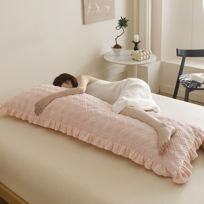 91家纺网 家纺一手货源 找家纺 爱港家纺 2025新款牛奶绒夹棉衍缝长枕套 暖桃粉