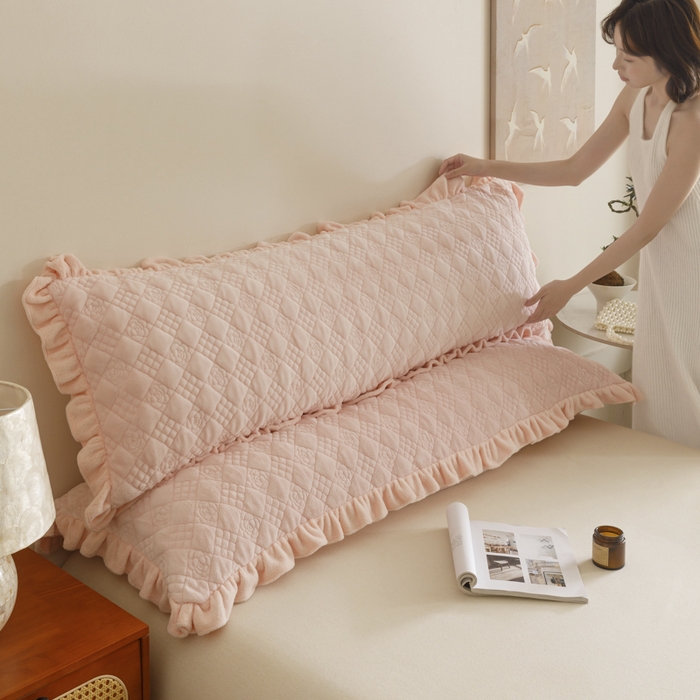 91家纺网 家纺一手货源 找家纺 爱港家纺 2025新款牛奶绒夹棉衍缝长枕套 暖桃粉