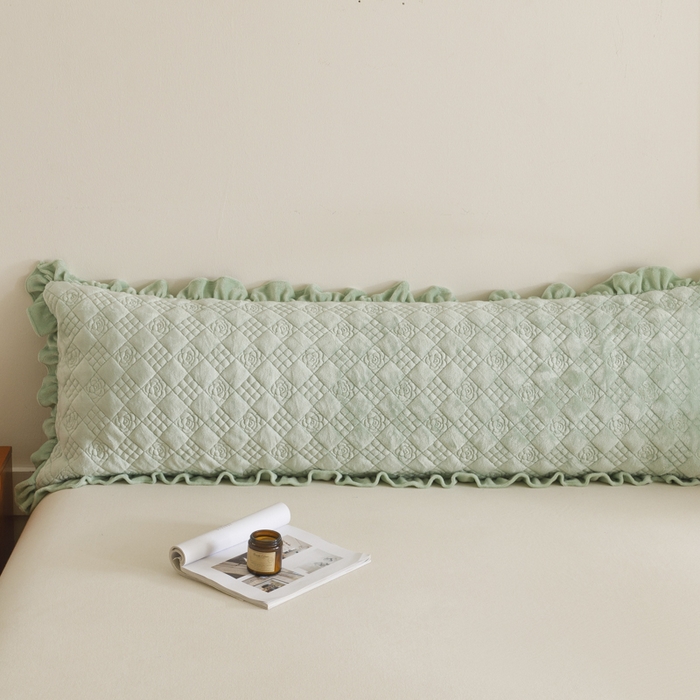 91家纺网 家纺一手货源 找家纺 爱港家纺 2025新款牛奶绒夹棉衍缝长枕套 青柠绿