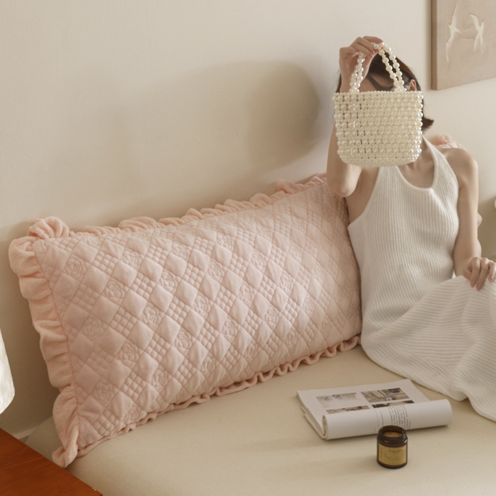 91家纺网 家纺一手货源 找家纺 爱港家纺 2025新款牛奶绒夹棉衍缝长枕套 暖桃粉