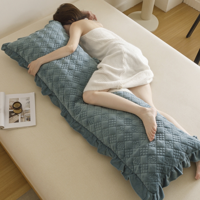 91家纺网 家纺一手货源 找家纺 爱港家纺 2025新款牛奶绒夹棉衍缝长枕套 青雾蓝