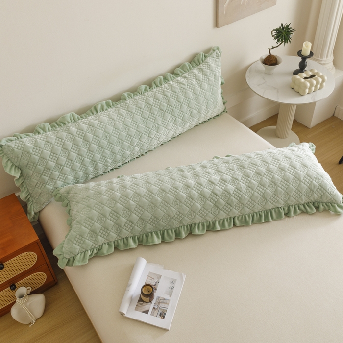 91家纺网 家纺一手货源 找家纺 爱港家纺 2025新款牛奶绒夹棉衍缝长枕套 青柠绿