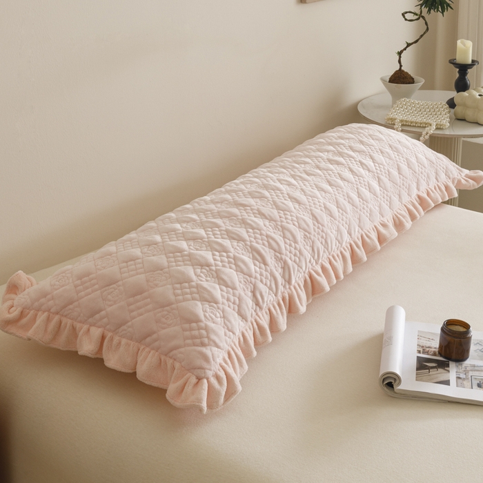 91家纺网 家纺一手货源 找家纺 爱港家纺 2025新款牛奶绒夹棉衍缝长枕套 暖桃粉