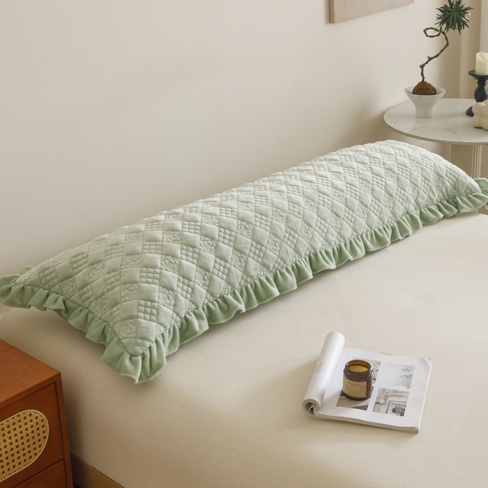 91家纺网 家纺一手货源 找家纺 爱港家纺 2025新款牛奶绒夹棉衍缝长枕套 青柠绿