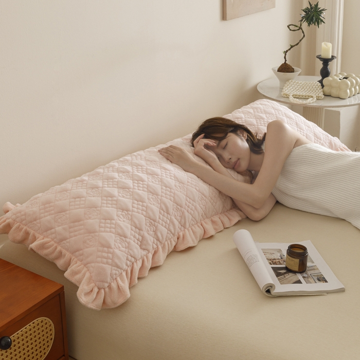 91家纺网 家纺一手货源 找家纺 爱港家纺 2025新款牛奶绒夹棉衍缝长枕套 暖桃粉