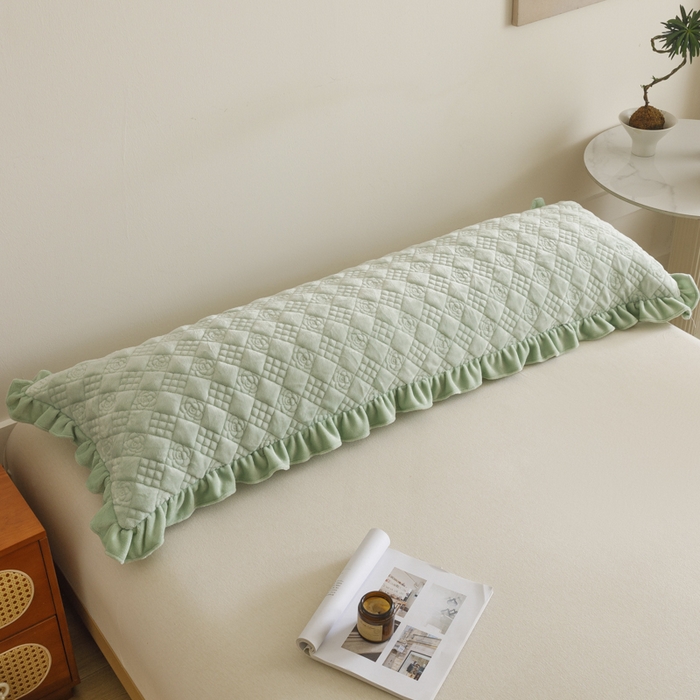 91家纺网 家纺一手货源 找家纺 爱港家纺 2025新款牛奶绒夹棉衍缝长枕套 青柠绿